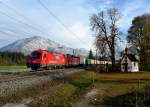 1216 011 + 1144 120 mit den stark verspteten Hangartner-KLV am 30.10.2012 unterwegs bei Brixlegg.