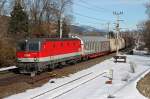 1144 037 fhrt am 2.03.2013 mit einem Gterzug durch den Bahnhof Wartberg im Mrztal.