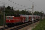 Fast schon nostalgisch prsentieren sich die Doppelstockzge auf der Wiener Stammstrecken und ihren Auenlinien, hier zum sehen 1144 40 mit dem R 2253  Rosenstadt Baden  von Retz (R) nach