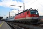 1144 256 mit einem Millitrzug der Deutschen Bundeswehr beim Personalwechsel in Linz Hauptbahnhof (Lz); am 07.06.2013