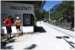 Im Salzkammergut da kann man gut lustig sein - Bei Sommerlichen 36 Celsius fhrt 1144 232 mit REX 3416  Ausseerland  (Attnang Puchheim - Stainach Irdning) in die Haltestelle Hallstatt ein.