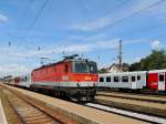 1144 015-5 trifft mit R/REX 5921 am Bahnhof Schrding ein; 130824