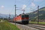 1144 115 und eine Taurus mit einem Gterzug in die Richtung Kitzbhel bei Brixen im Thale am 26-7-2013.