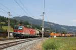 1144 031 und eine Taurus mit einem Gterzug in die Richtung Wrgl bei Brixen im Thale am 24-7-2013.