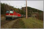 1144 268 als Vorspann eines Gterzuges, welcher von einer 1116 gezogen wird, ber den Semmering von Gloggnitz bis Mrzzuschlag bei der Durchfahrt der Station Klamm-Schottwien am 25.11.2006