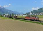 1144 288 + 1144 228 mit einem Güterzug am 19.05.2012 bei Schwaz.