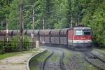 1144 008 mit Güterzug in der Haltestelle Wolfsbergkogel am 27.05.2014.