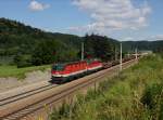 Die 1144 049 und die 1142 620 mit einem Stahlzug am 06.07.2014 unterwegs bei Wernstein.