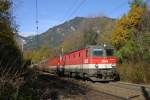 Umgeben von Schneeberg und herrlicher Herbststimmung befinden sich 1144.224+066 mit G-55501 zwischen Payerbach und Küb am 1.11.14