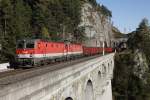 1144 006 + 1144 067 fahren am 3.11.2014 mit einem Güterzug über den Krauselklauseviadukt nahe Breitenstein.