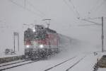 1144 267 fährt am 30.01.2015 bei dichtem Schneetreiben mit EC151 durch den Bahnhof Mixnitz-Bärenschützklamm.