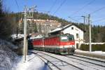 1144.277+229 durchfahren mit G-49481 vor der Kulisse des Kurhaus-Semmering die Hst.Wolfsbergkogel am 7.2.15