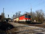 Die 1144 221 mit einem KLV-Zug am 26.02.2011 bei der Durchfahrt in Aßling.