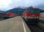 1144 207-8 links mit D 736 (Lienz - Villach Hbf) und 1144 025-4 rechts mit R 4875 (Lienz - Spittal-Millstättersee) am 15.5.2015 in Lienz.