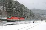 Es gibt ihn doch noch, den Schnee! 1144.205+126 fahren mit GAG-47053 am 16.1.16 durch den Bhf.Payerbach/R.