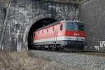 1144 073 verläßt am 24.02.2016 mit einem Güterzug den Annabergtunnel bei St.Michael.