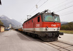 1144 256-5 mit einem Schwellenzug, am 6.4.2016 in Greifenburg-Weißensee.