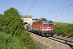 Den Busserltunnel zwischen Gumpoldskirchen und Pfaffstätten verlässt  Maxl  1144.111 mit REX-1957 am 21.4.16