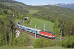 1144.125 hat mit EC-151 den Steinbauer-Tunnel in herrlicher Frühlingslandschaft am Eichberg verlassen.