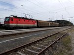 1144 227-6 durchfährt mit Güterzug den Bhf.