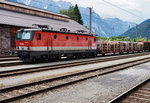 1144 018-9 steht am 8.6.2016 mit einem Holzzug im Bahnhof Lienz.