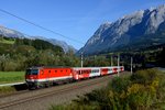 Der Herbst hat begonnen, die Natur taucht in ein bunteres Farbkleid und das Licht wird wärmer....Der 24. September 2014 wurde für einen Ausflug an die Gisela- und Tauernbahn genutzt. Den Auftakt machte kurz vor Bischofshofen die 1144.086 mit ihrem REX 1504 nach Wörgl. Lok und Wagenpark befanden sich in perfektem Lack- und Pflegezustand.