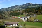 Spätherbst in Tirol - auf der Hohen Salve liegt schon der erste Schnee. Im Tal konnte man den Feiertag bei angenehmen Temperaturen genießen. Erfreut wurde registriert, dass am REX 1504 nach Wörgl die blutorangene 1144.040 hing. Die Aufnahme entstand am 01. November 2014 am Windauer Bogen zwischen Hopfgarten und Westendorf.