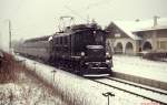 Bei heftigem Schneetreiben hält 1145.11 am 01.01.1980 mit einer DB-Garnitur in Kainzenbad.