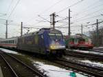 Die 101 101 (Europa) mit einem IC in Salzburg Hbf am 05.01.2008 und im Hintergrund stet die 1163 002 mit einem Containerzug.