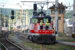 Tfzf Wechsel von 1163 005 in Salzburg Hbf, whrend die Verschubarbeiter anscheinend ein angeregtes Gesprch haben (12.8.2008) 