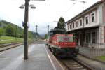 Kurz nachdem die 1163 002 7 einen Güterzug im benachbarten Bahnhof Altenmarkt verschoben hat, verweilt sie im Bahnhof von Eben im Pongau und wartet auf den nächsten Einsatz, Mai 2014