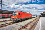 1216 143-8 steht mit ein Waggon der HŽPP und einem Waggon der SŽ in Villach Hbf.
Aufgenommen am 28.7.2017.