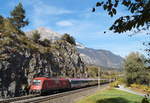 Die noch mit der Italien-Flagge versehene 1216 016 / E 190 016 zieht ihren EC 89  DB-ÖBB EuroCity  (München Hbf - Bologna Centrale) kurz vor dem Bahnhof Jenbach an der Wiesinger Steinwand