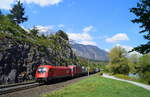 1216 022 als Schublok einer gut ausgelasteten ROLA Richtung Wörgl bei Jenbach, 01.05.2019.