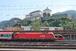 Seitenportrait von 1216 003 (E 190 003), als diese am Vormittag des 02.07.2018 unterhalb der Festung im Bahnhof von Kufstein mit ihrem EC (München Hbf - Venezia S.L.) auf Ausfahrt in Richtung