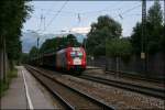 Die Innsbrucker 1216 226 durchfhrt am 25.06.2007 mit einem Gterzug von Rosenheim am Haken den Bahnhof Kiefersfelden Richtung Kufstein.(2)