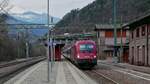 EC 89, München - Bologna Centrale, am 06.03.2020 gezogen von 1216 012 / E 190 012, durchfährt den Bahnhof von Waidbruck - Lajen / Ponte Gardena - Laion.