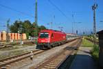 ÖBB Siemens Taurus 1216 011-7 mit EC am 09.08.20 in Rosenheim Bhf vom Bahnsteig aus fotografiert  