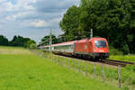 1216 019 ÖBB mit einem EuroCity bei Großkarolinenfeld Richtung Rosenheim, 23.07.2020