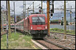 ÖBB 1216.032 fährt hier am 29.05.2022 um 14.42 Uhr mit dem EC 84 von Rimini nach München in den Hauptbahnhof Bozen ein.