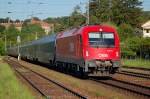 1216 233 mit Euronight 467  Wiener Walzer  von Zuerich nach Budapest am 12.05.2008 in Tullnerbach-Pressbaum, wenige Kilometer vor Wien Westbahnhof.