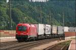 1216 023 (E190 023) bringt wieder eine volle RoLa zum Brennersee. In Kundl hat sie erst wenige Kilometer ihrer Reise zurckgelegt. (05.07.2008)
