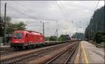 Die Innsbrucker 1216 016 (E190 016) ist mit einer RoLa vom Terminal Wrgl Sd zum Brennersee unterwegs.