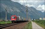 Whrend sich die Lkw-Fahrer aussruhen, schleppt die schn saubere 1216 023 (E190 023) eine volle RoLa zum Terminal Brennersee.