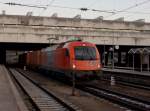 Die 1216 902 von RTS am 30.12.2008  mit einem Containerzug bei der Durchfahrt in Passau Hbf.