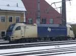 Vom Bahnsteig 8 aus wurde 1216 950 der Wiener Lokalbahn Taurus am 31.01.2010 in Linz festgehalten auf dem Speichership.