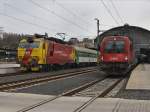 Die 151 001 am 04.04.2010 mit einem Os bei der Ausfahrt aus Praha Hbf wehrend die 1216 240 auf die Ausfahrt wartet.