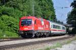 1216 011 ist mit EC 85 nach Bologna/Centrale unterwegs,sie durchfhrt den Bahnhof Aling/Obb.am 23.6.10