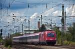 1216 015 mit EC in Richtung Bozen am 03.08.2010 bei der Durchfahrt durch Mnchen Heimeranplatz.