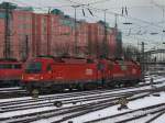 Die 1216 020 und die 1216 011 am 28.12.2010 bei einer Rangierfahrt im Mnchner Hbf.